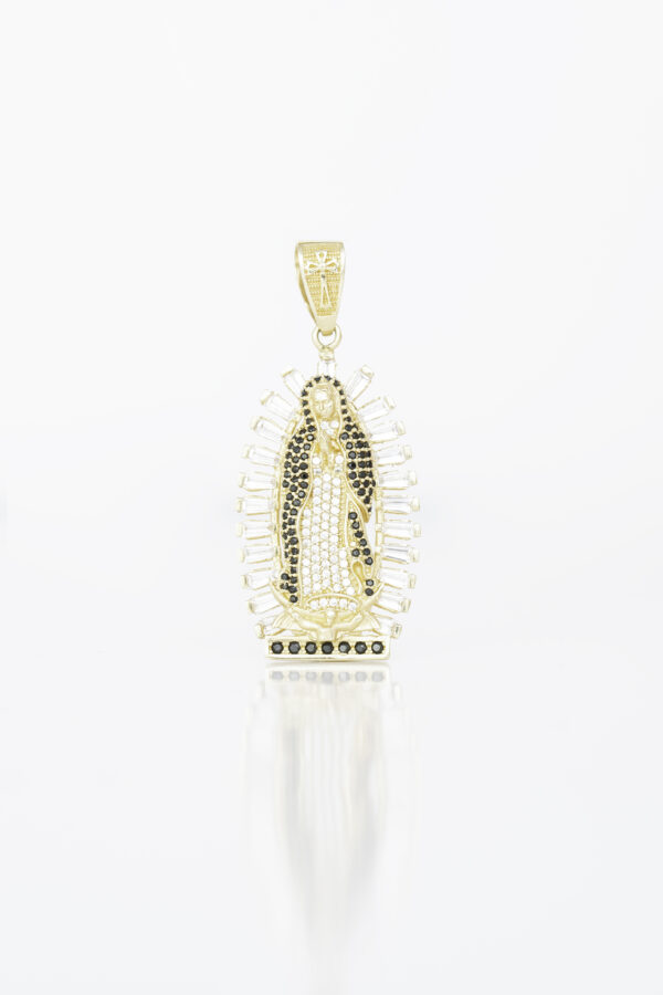 Dije Morenita en oro amarillo / Peso: 10.8 / Ancho: 22 mm / Alto: 50 mm