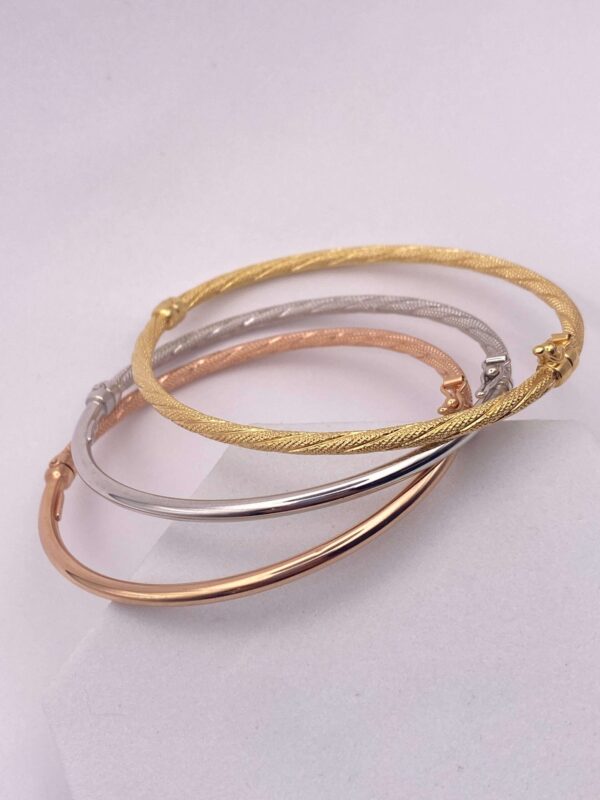 Trío de brazaletes tipo aro con cuerpo torneado y texturizado - talla 16 cms