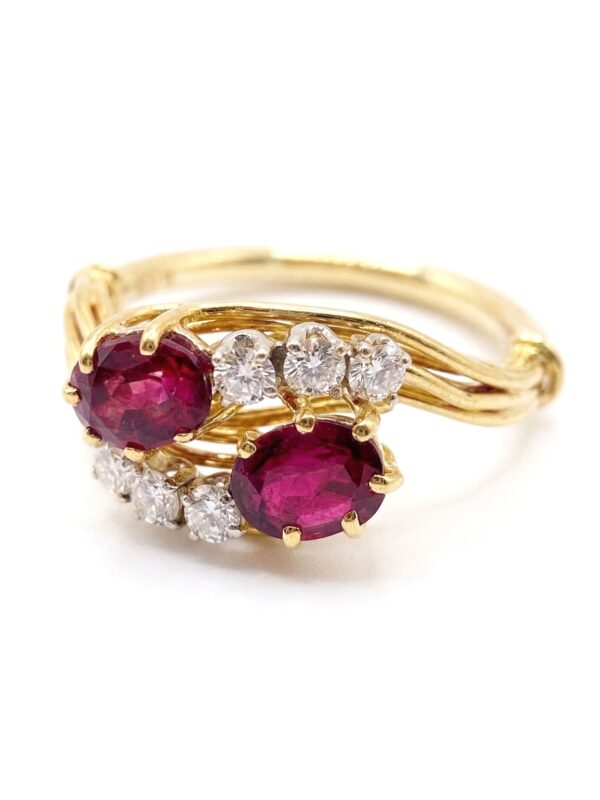 S211 ANILLO EN ORO AMARILLO CON RUBÍES Y DIAMANTES