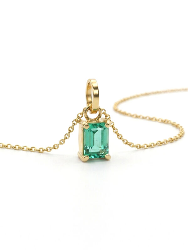 S634 DIJE DE ORO AMARILLO CON ESMERALDA