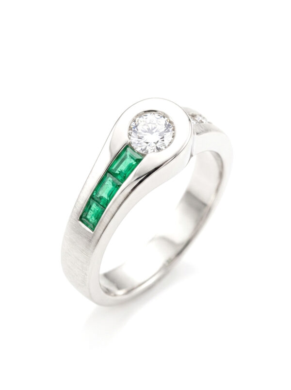 H72 ANILLO EN ORO BLANCO CON DIAMANTE Y ESMERALDAS