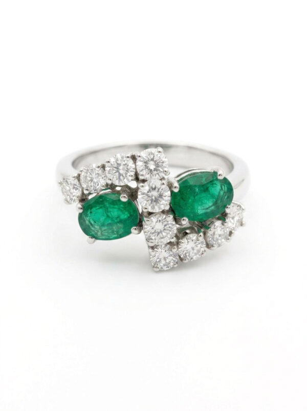 S2 ANILLO CON ESMERALDA Y DIAMANTES EN ORO BLANCO