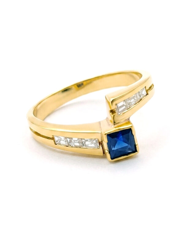 H108 ANILLO CON ZAFIRO Y DIAMANTES