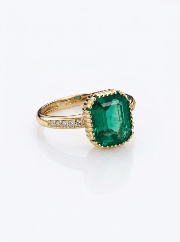 HM1 ANILLO CON ESMERALDA TALLA CUSHION EN ORO 18 KILATES