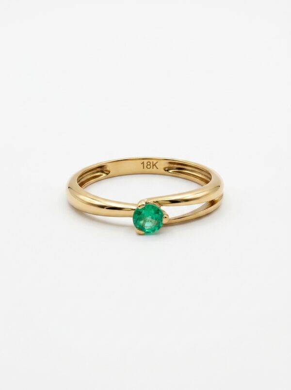 S616 ANILLO SOLITARIO CON ESMERALDA EN ORO 18 KILATES