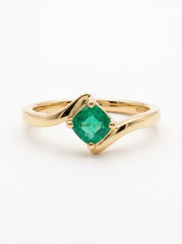 S617 ANILLO CON ESMERALDA EN ORO 18 KILATES