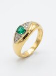 S62 ANILLO BICOLOR CON ESMERALDA Y DIAMANTES