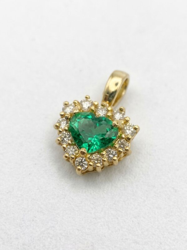 S671 DIJE CORAZÓN DE ESMERALDA CON DIAMANTES EN ORO 18 KILATES