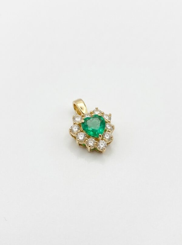 S672 DIJE CORAZÓN DE ESMERALDA CON DIAMANTES EN ORO 18 KILATES