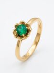 BOTAN44 ANILLO FLOR CON ESMERALDA EN ORO 18 KILATES
